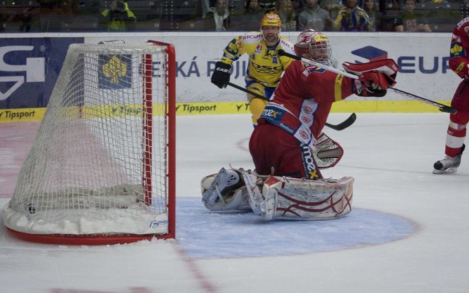 Hokejový brankář Slavie Praha Miroslav Kopřiva v prvním kole Tipsport extraligy 2012/13 se Zlínem.