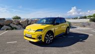 Renault v okolí Nice poprvé pustil novináře za volant moderní R5. Nejen ve žluté auto vypadá fantasticky.