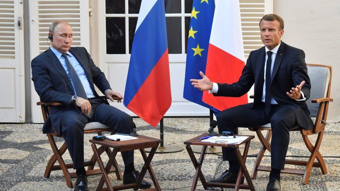 Prezidenti Vladimir Putin a Emmanuel Macron.