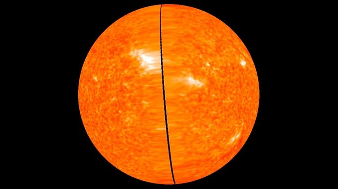 Toto je trojrozměrný model Slunce, který vytvořila dvojice satelitů projektu STEREO (Solar Terrestrial Relations Observator). Satelity putovaly na místo určení od roku 2006 a nyní pozorují slunce z protilehlých stran, což umožňuje vytvořit plastický obraz celé hvězdy.