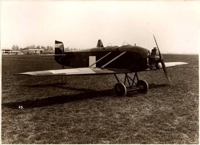 Značka s křídly. Vznik firmy Avia se datuje rokem 1919, kdy inženýři Pavel Beneš a Miroslav Hajn začali v dílně starého cukrovaru v pražských Vysočanech s opravami letadel. O rok později už zkonstruovali první dvousedadlový letoun AVIA BH 1. Pozdější Avia BH 9 (na snímku) byla vyrobena v roce 1924 pro armádu. Letadla od Avie byla úspěšná v leteckých soutěžích a držela několika dobových rekordů. V letech 1928-29 přešla Avia do koncernu Škoda. Výroba letadel pokračovala i po přestěhování firmy do Letňan koncem roku 1931, kdy se Avia stala největším leteckým podnikem v zemi. Slavnou prvorepublikovou éru Avie ukončila okupace Československa, kdy továrna vyráběla letadla pro nacisty.