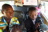 Zambijské děti se učí zacházet s kamerou.