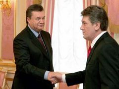 Představy premiéra Viktora Janukovyče (vlevo) a prezidenta Juščenka o zahraničněpolitickém směrování Ukrajiny jsou naprosto rozdílné.