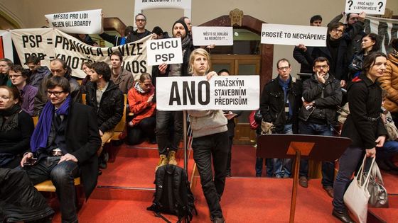 Foto: Nerušte stavební předpisy, demonstrovalo se na radnici