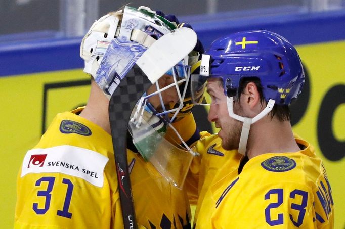 Anders Nilsson a Oliver Ekman-Larsson slaví postup do semifinále.