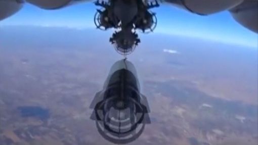 Ruský letoun shazuje bombu v syrské provincii Idlíb.