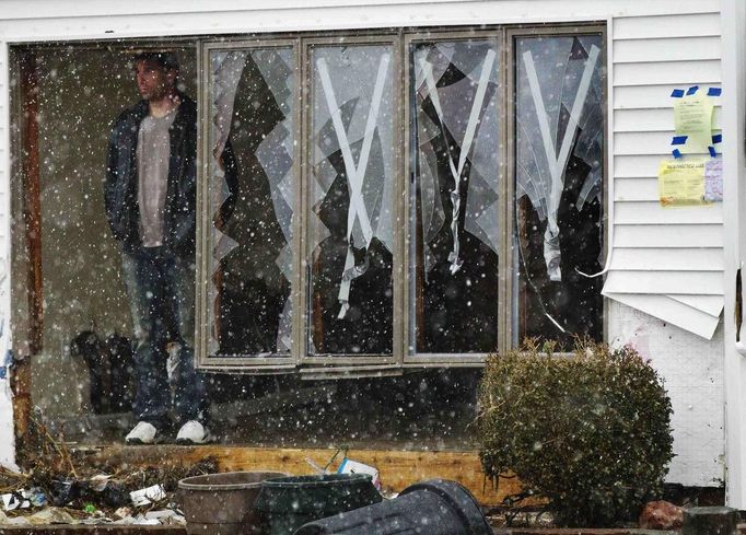 Homeowner Chris Brady stands at a wall of windows damaged by Hurricane Sandy to watch snow fall during nor'easter, also known as a northeaster storm in Lindenhurst, New York November 7, 2012. The wintery nor'easter storm added misery to thousands of people whose homes were destroyed by superstorm Sandy, which killed 120 people when it smashed ashore on October 29 in the New York-New Jersey area, swallowing entire neighborhoods with rising seawater and blowing homes from their foundations. REUTERS/Lucas Jackson (UNITED STATES - Tags: DISASTER ENVIRONMENT) Published: Lis. 7, 2012, 8:58 odp.