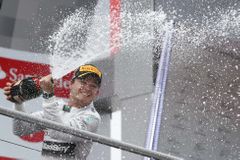 F1: Rosberg potěšil německé fanoušky, Massa letěl vzduchem