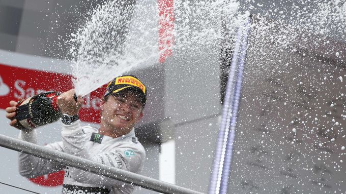 Nic Rosberg završil snových sedm dní, během nichž se stačil oženit, prodloužit kontrakt u Mercedesu ještě vyhrát domácí Grand Prix.