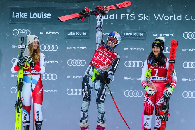 Druhá Corinne Suterová, vítězná Ester Ledecká a třetí Stephanie Venierová v cíli vítězného sjezdu Světícího poháru v Lake Louise