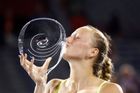 Petra Kvitová se mazlí s trofejí pro vítězku turnaje v Montrealu.