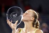 Petra Kvitová se mazlí s trofejí pro vítězku turnaje v Montrealu.
