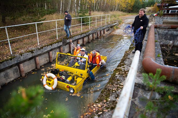 Cestovatel Dan Přibáň vyráží na další cestu po světě. I tentokrát se rozhodl, že si cestu neulehčí, po žlutém trabantu zasedl za volant žluté žáby, Luazu 967.