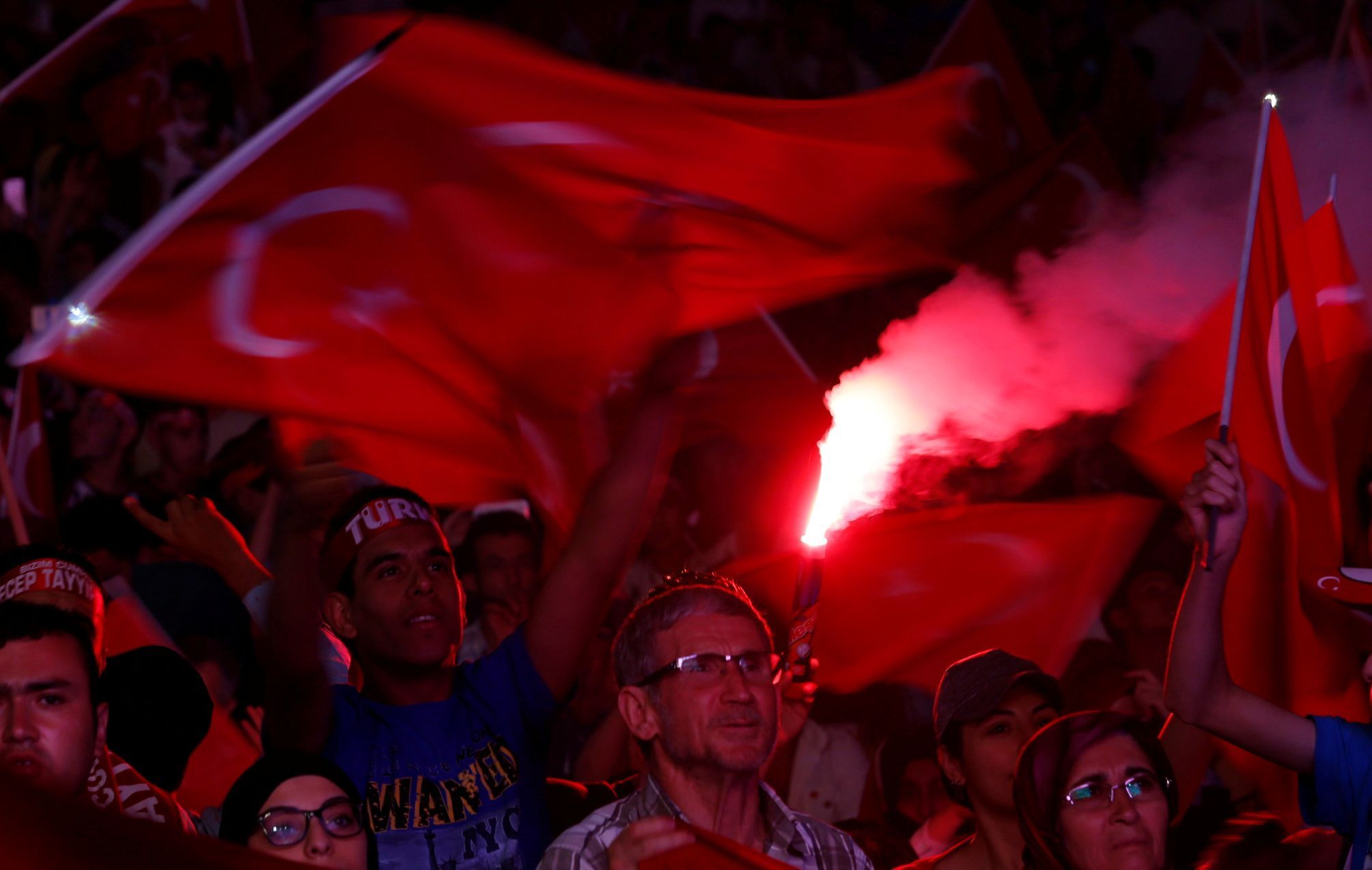 Příznivci tureckého prezidenta Erdogana mávají národní vlajkou na dmonstraci na podporu vládě na Taksimském náměstí v Istanbulu