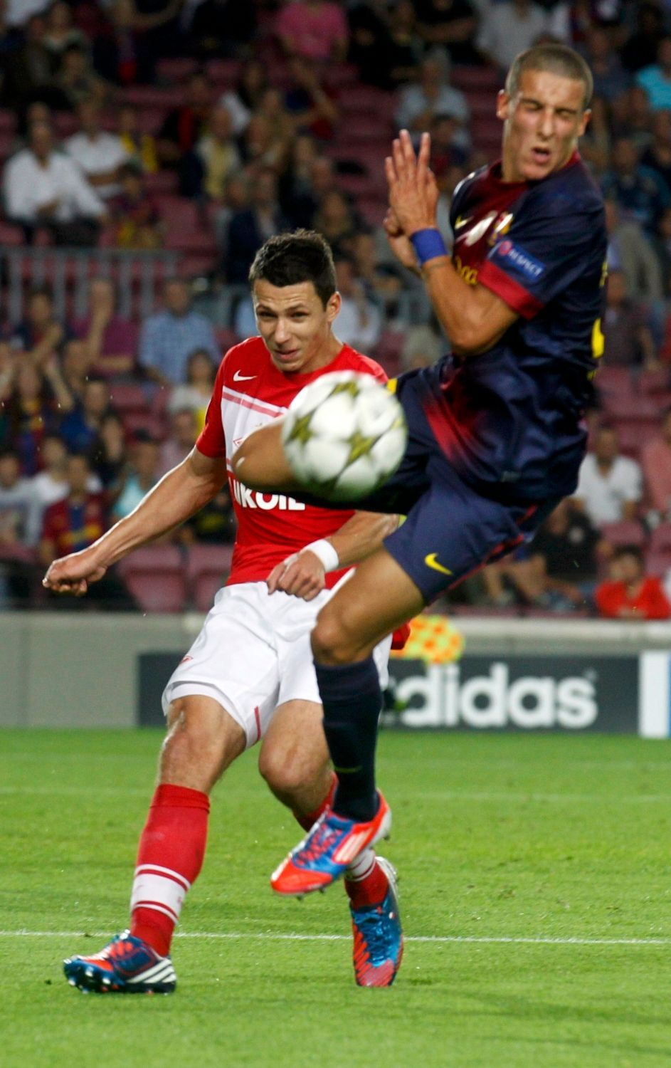 Fotbalista Marek Suchý ze Spartaku Moskva se snaží bránit Christiana Tella z Barcelony v utkání Ligy mistrů 2012/13.