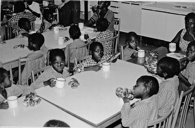 Namibijské děti v jídelně, Bartošovice 1985.