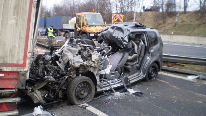 Při nehodě zemřel řidič kamionu a osobního auta