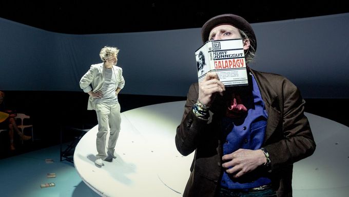 Viktor Dvořák jako Kurt Vonnegut a Jakub Gottwald v roli Charlese Darwina.