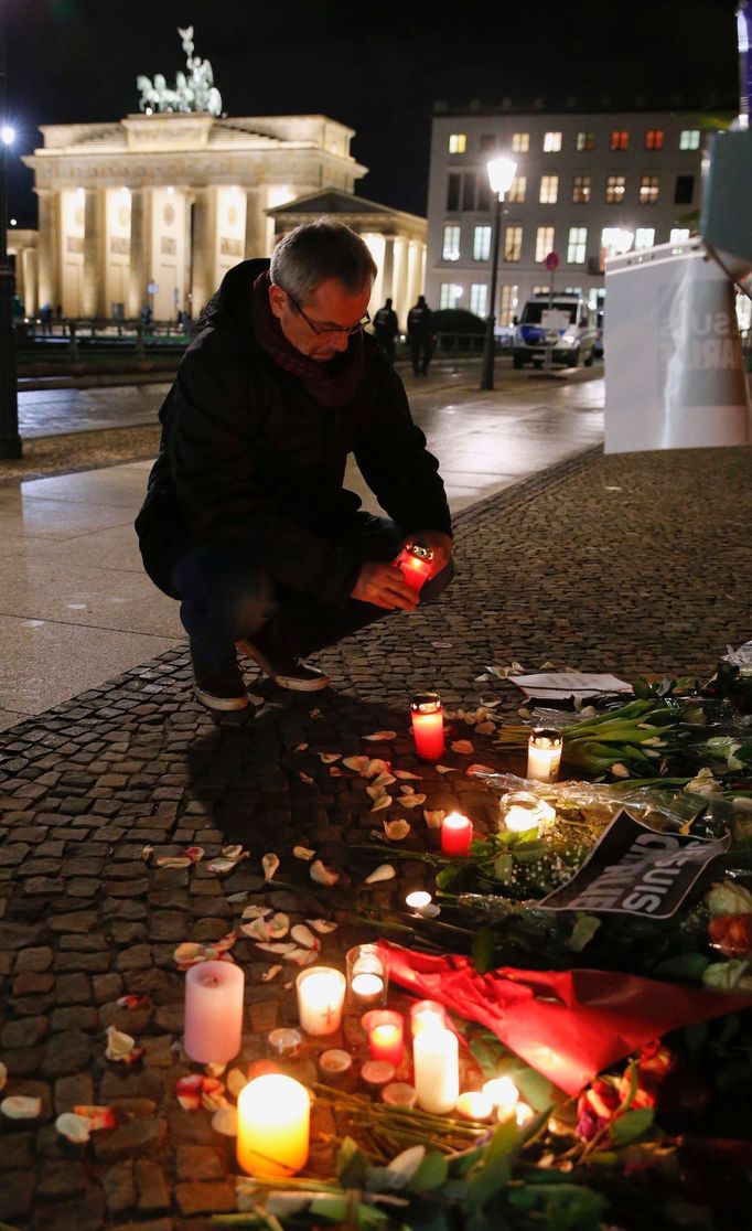 Před francouzskou ambasádou v Berlíně.