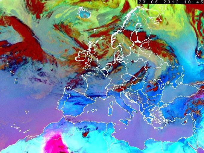 Zvířený písek má na družicovém snímku jasně růžovofialovou barvu