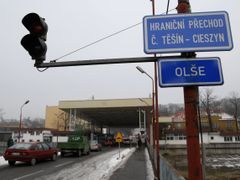 Přesně o půlnoci z 20. na 21. prosince ztratí tato cedule smysl. Podobné nápisy na mostě přes řeku Olši rozdělovaly polskou a českou část Těšína od roku 1920. Teď zamíří do muzea v Cieszyně.
