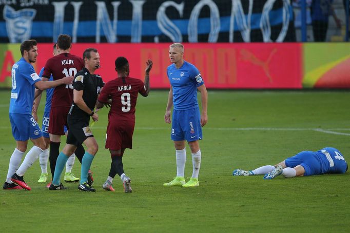 Diskuse s rozhodčím Pavlem Královcem ve finále MOL Cupu Liberec - Sparta Praha