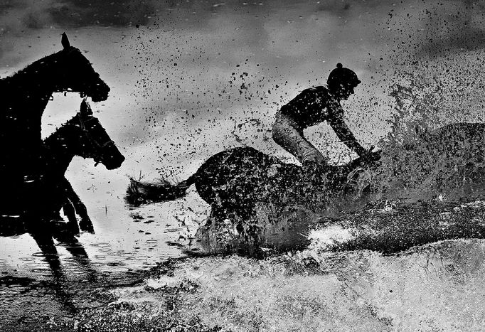 2012 - Roman Vondrouš, ze série Steeplechase_Cross_Country, 2012 (majetek autora)