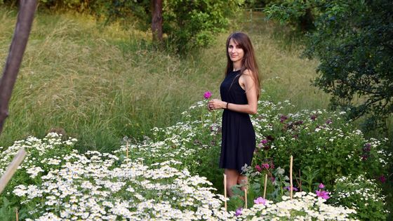 Zoufalé hledání nahradilo štěstí. Milovnice květin si na kopečku postavila dům snů