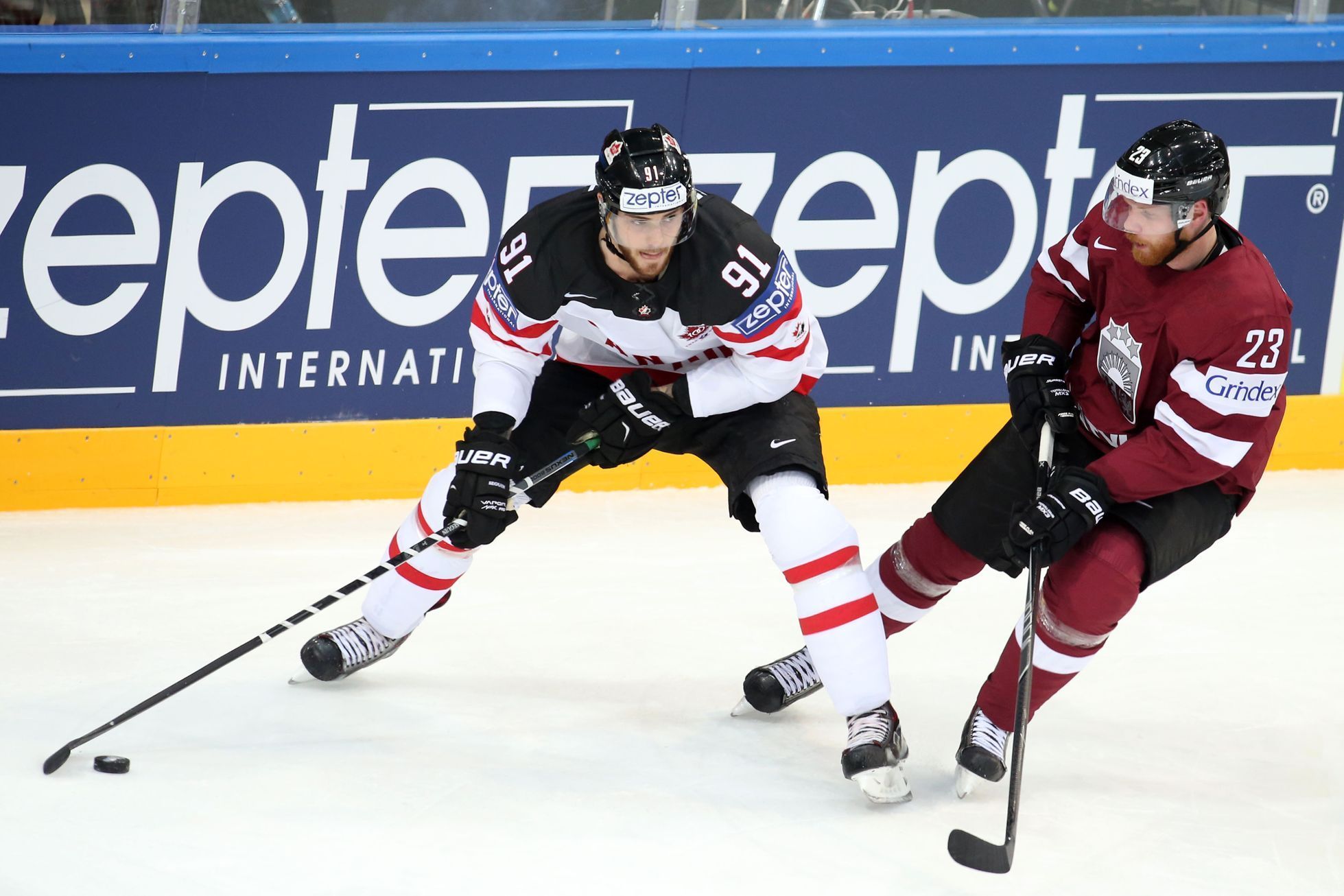 MS v hokeji: Lotyšsko vs. Kanada (Tyler Seguin a Aleksandrs Jerofejevs)