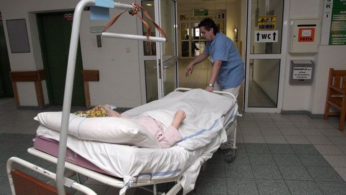 Převoz pacienta v halvíčkobrodské nemocnici.