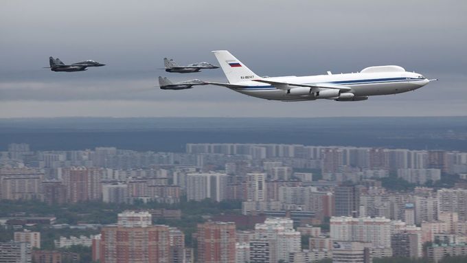 Iljušin Il-80 přelétá nad Moskvou.