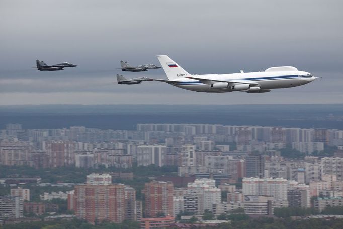 Iljušin Il-80 přelétá nad Moskvou.