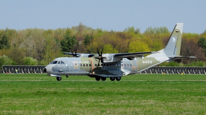 Vojáci přivezli domů vážně zraněné Čechy, kteří pomáhali na Ukrajině