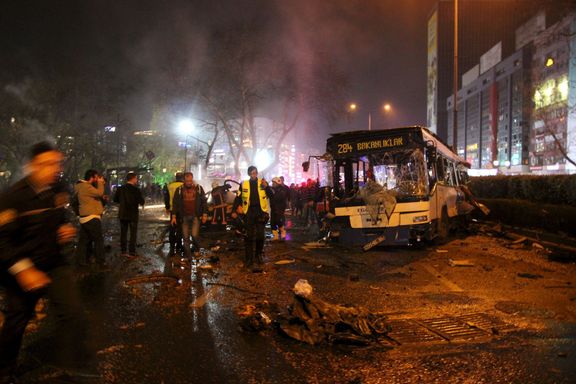 Záchranáři na místě výbuchu v Ankaře.