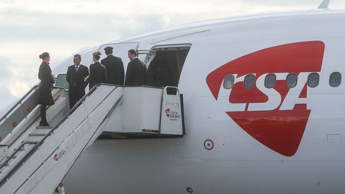 České aerolinie chtějí pilotům radikálně snížit platy.