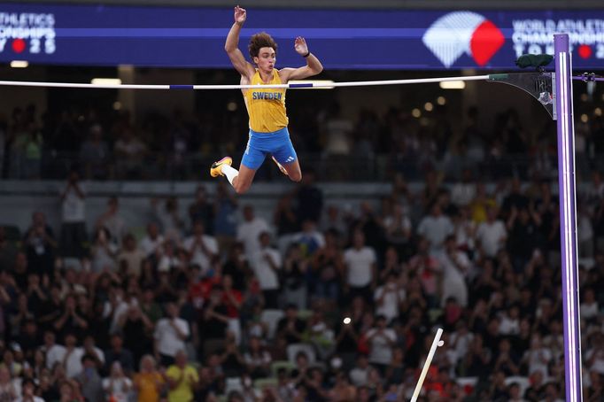 Švédský tyčkař Armand Duplantis a jeho rekord při MS v atletice 2025 v Tokiu