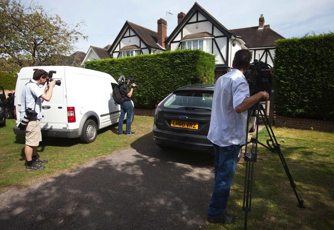 Media photograph the home of Saad al-Hilli in Claygate, south of London September 6, 2012. French police have found a girl aged about 4 alive in a car with the dead bodies of three adult relatives following a gruesome shooting attack on a family of British holidaymakers on a remote road in the French Alps. The English-speaking girl was discovered around midnight on Wednesday, huddled between the front and back seats of the British-registered BMW, under the legs of two dead women thought to be her mother and grandmother, a public prosecutor said. REUTERS/Neil Hall (BRITAIN - Tags: CRIME LAW) Published: Zář. 6, 2012, 12:19 odp.