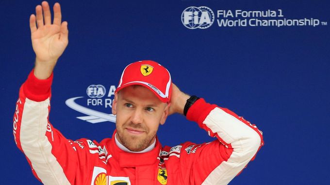 Sebastian Vettel slaví vítězství v kvalifikaci v Šanghaji.