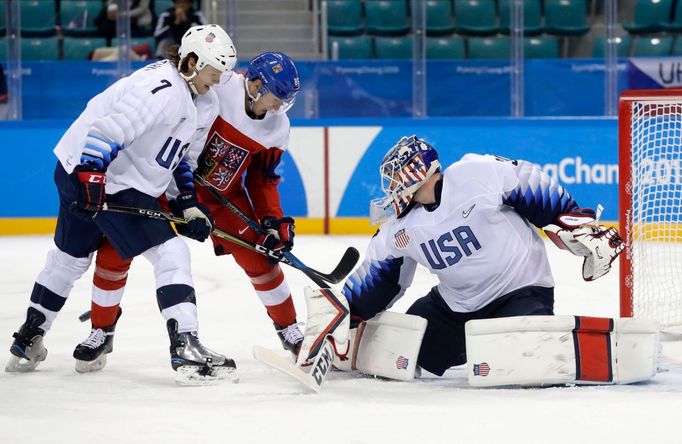 Tomáš Mertl, John McCarthy a brankář Ryan Zapolski ve čtvrtfinále Česko - USA na ZOH 2018