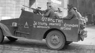 Most se stal i svědkem mnoha dějinných událostí. Tato fotografie zachycuje vojáky Rudé armády u Negrelliho viaduktu v květnu 1945 během takzvané Pražské operace.