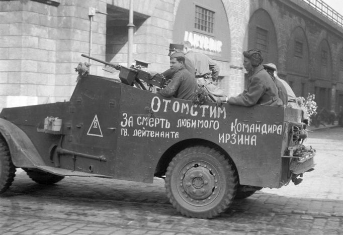 Rudá armáda u Negrelliho viaduktu v Praze v květnu 1945