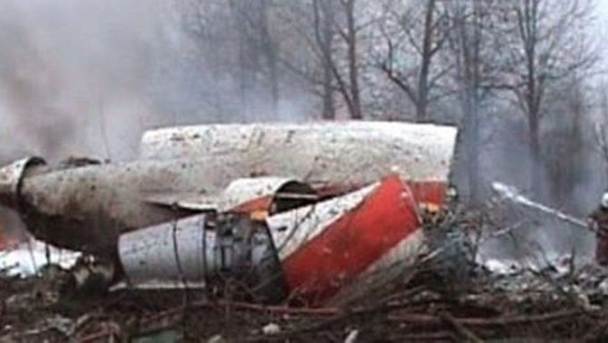 Snímek pořízený z videozáznamu těsně po tragédii. Hasiči poblíž letiště ve Smolensku se pokouší zdolat požár, který vypukl po nárazu letadla na zem.