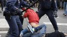 Police charge at demonstrators outside the the Spanish parliament in Madrid, September 25, 2012. Anti-austerity demonstrators protested in Madrid ahead of the government's tough 2013 budget that will cut into social services as the country teeters on the brink of a bailout. REUTERS/Paul Hanna (SPAIN - Tags: POLITICS CIVIL UNREST BUSINESS) Published: Zář. 25, 2012, 6:27 odp.