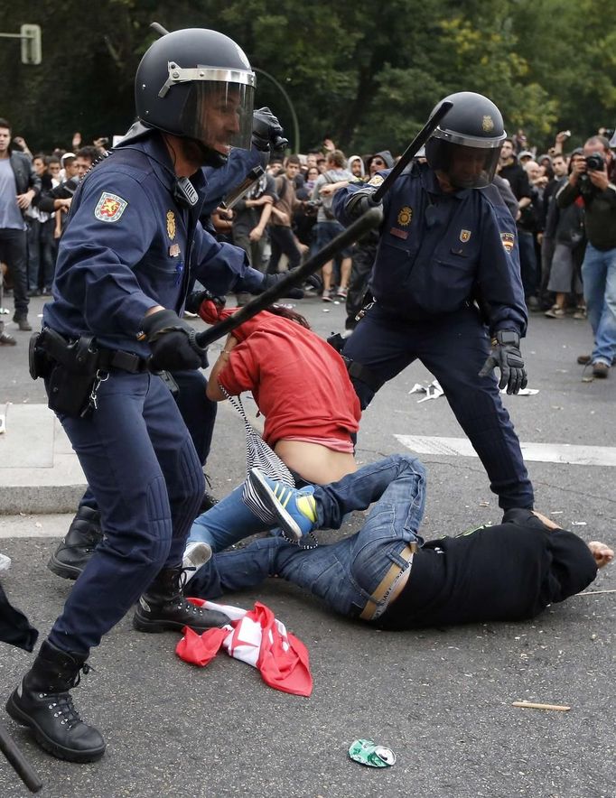 Police charge at demonstrators outside the the Spanish parliament in Madrid, September 25, 2012. Anti-austerity demonstrators protested in Madrid ahead of the government's tough 2013 budget that will cut into social services as the country teeters on the brink of a bailout. REUTERS/Paul Hanna (SPAIN - Tags: POLITICS CIVIL UNREST BUSINESS) Published: Zář. 25, 2012, 6:27 odp.