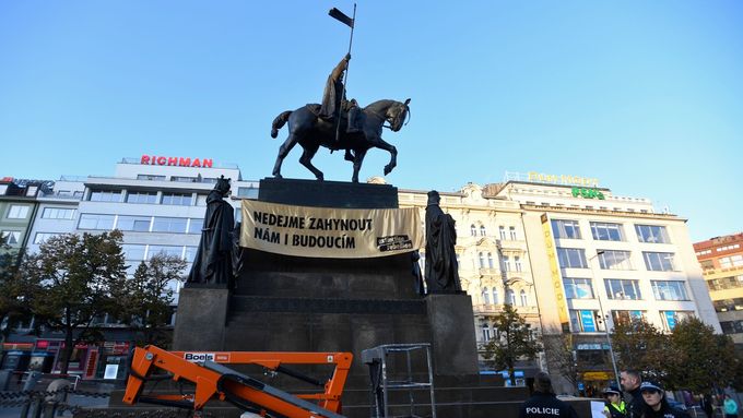 Transparent na soše svatého Václava na Václavském náměstí