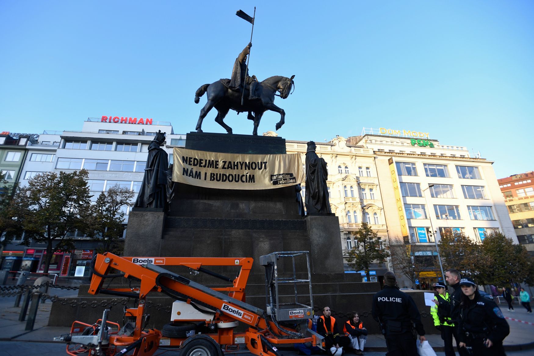 Transparent na soše svatého Václava na Václavském náměstí