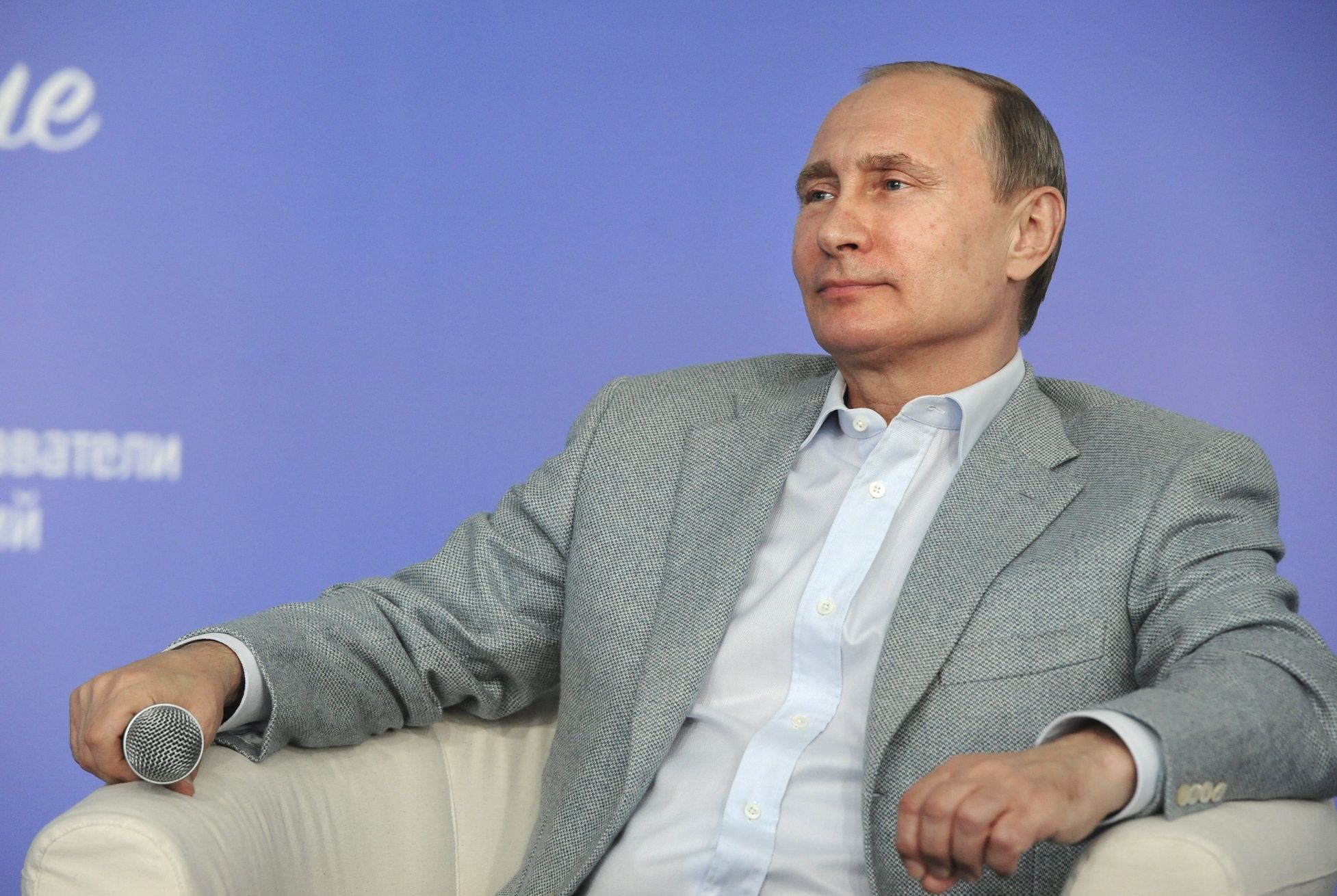 Vladimir Putin v "tsiprasovském stylu." Tedy  v košili a saku, ale bez kravaty.