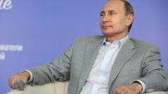 Vladimir Putin v "tsiprasovském stylu." Tedy  v košili a saku, ale bez kravaty.