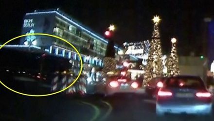 Taxikář nahrál kamion řítící se na vánoční trh v Berlíně. Lidé vyděšeně utíkali z místa
