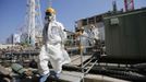 Members of the media wearing protective suits and masks are escorted by TEPCO employees to the Common Pool Building for spent fuel pool, where the nuclear fuel rods will be stored for decommissioning, as they visit at Tokyo Electric Power Co. (TEPCO)'s tsunami-crippled Fukushima Daiichi nuclear power plant in Fukushima prefecture, March 6, 2013, ahead of the second-year of anniversary of the March 11, 2011 tsunami and earthquake. Members of the media were allowed into the plant on Wednesday ahead of the second-year anniversary of the March 11, 2011 tsunami and earthquake, which triggered the world's worst nuclear crisis since Chernobyl. REUTERS/Issei Kato (JAPAN - Tags: DISASTER ANNIVERSARY ENERGY) Published: Bře. 6, 2013, 9:09 dop.